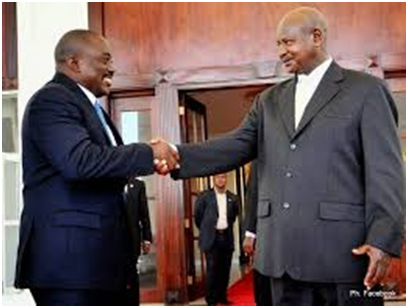 De gauche à droite, le président congolais Joseph Kabila et son homologue ougandais, Yoweri Museveni