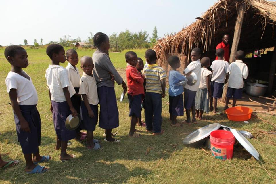 Les élèves alignés et attendent d'être servis à la cantine
