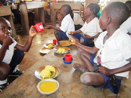 Les élèves mangent après quelques heures de cours