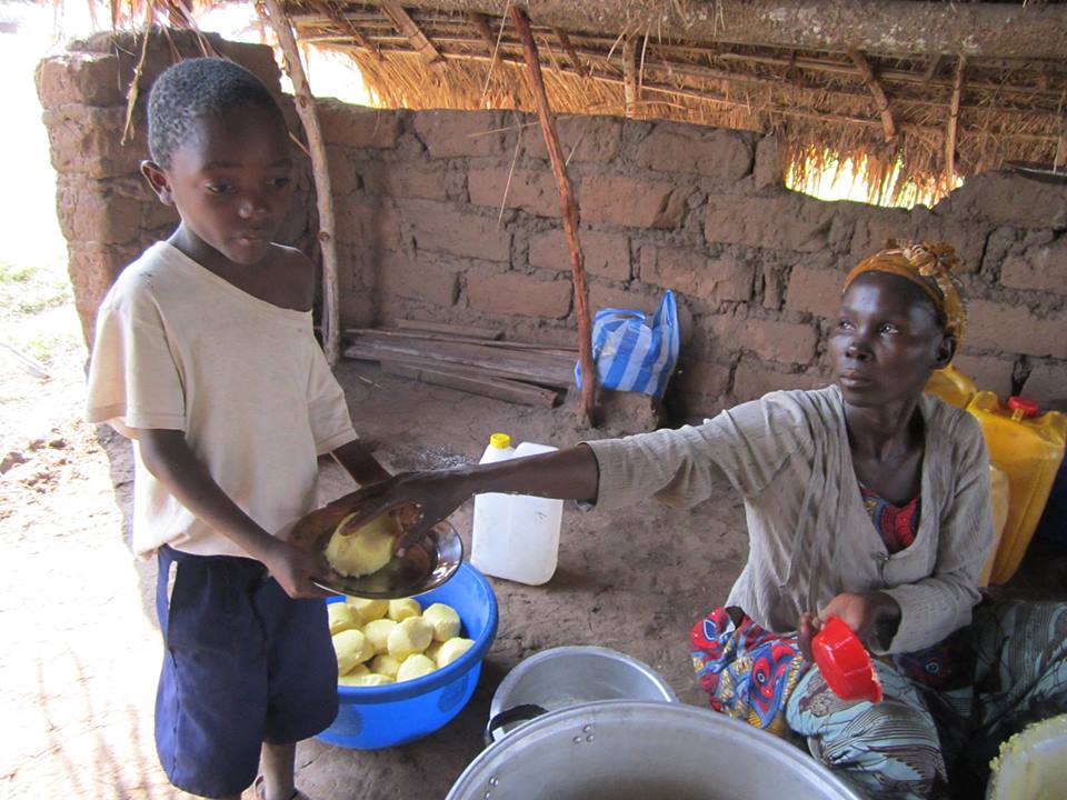 Un enfant servi à la cantine scolaire