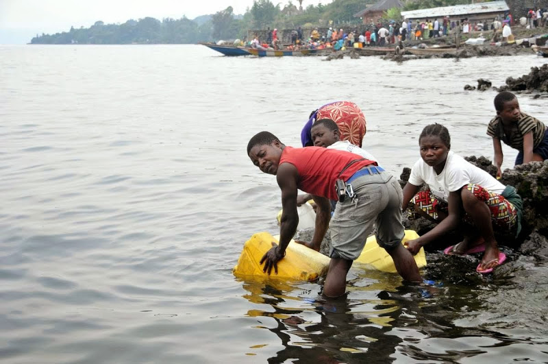 Les-populations riveraines du lac Kivu à Goma s'approvisionnent en eau du Lac